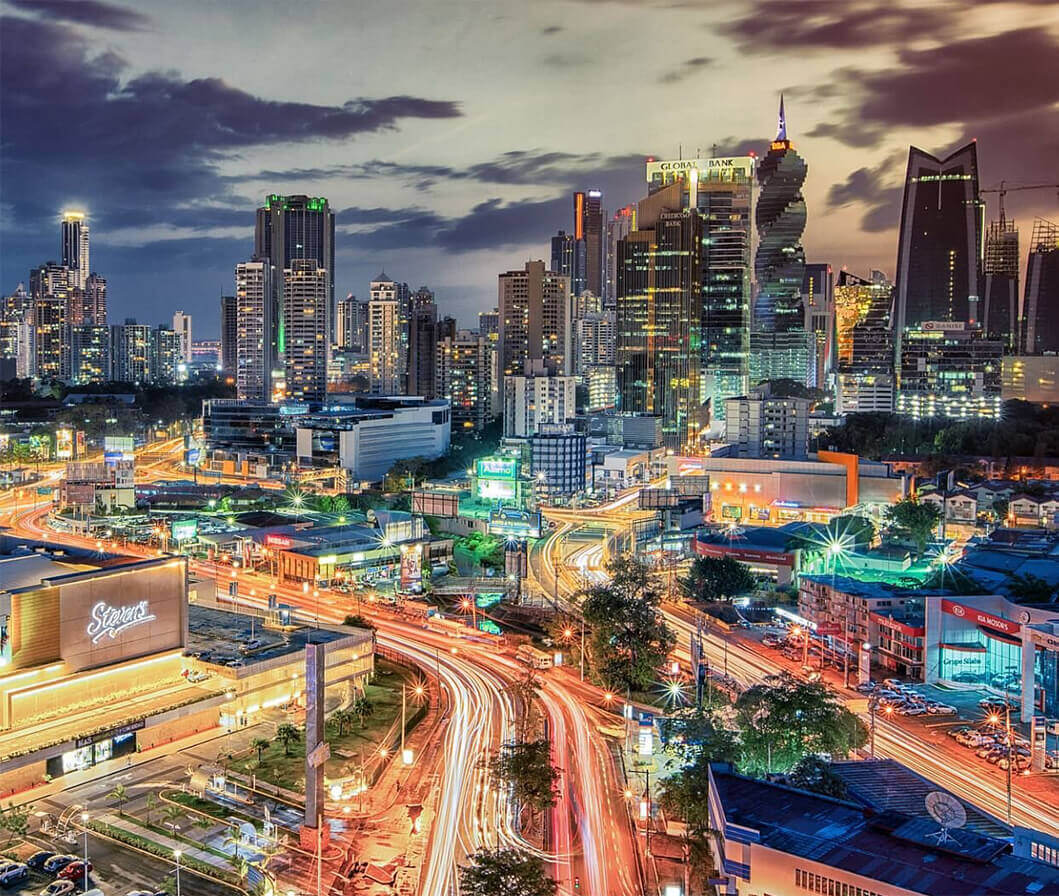 Panorama miasta Panama nocą - widok na centrum handlowe Multiplaza i downtown.