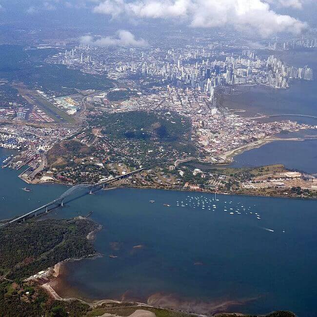 Miasto Panama - rzut z lotu ptaka na miasto i południowe ujście Kanału Panamskiego