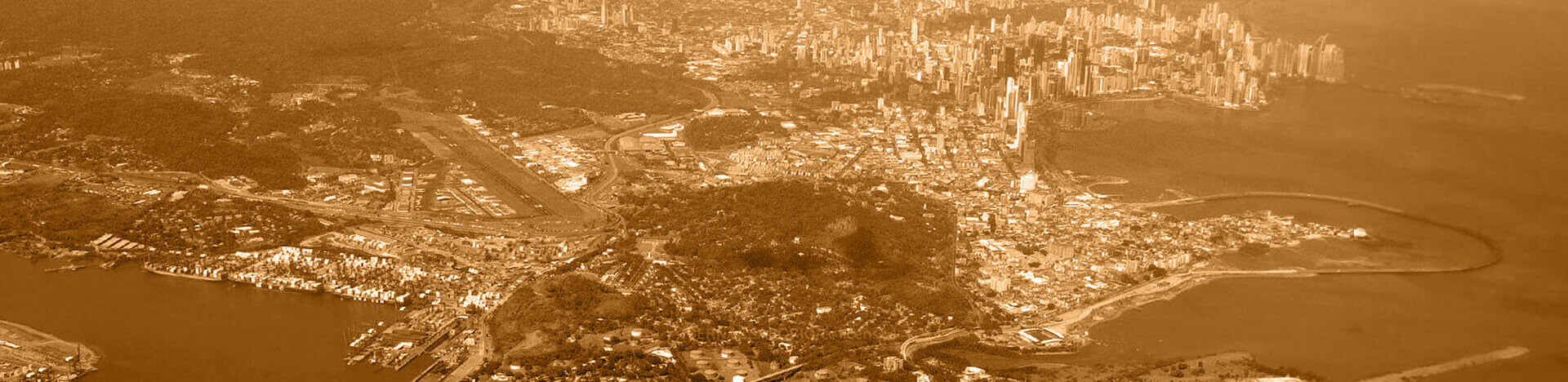Widok z lotu ptaka na miasto Panama ze złotym overlayem.