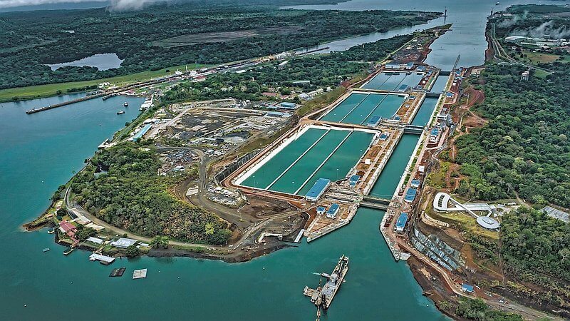 Panama - nowe śluzy na Kanale Panamskim nad jeziorem Gatún w Colón